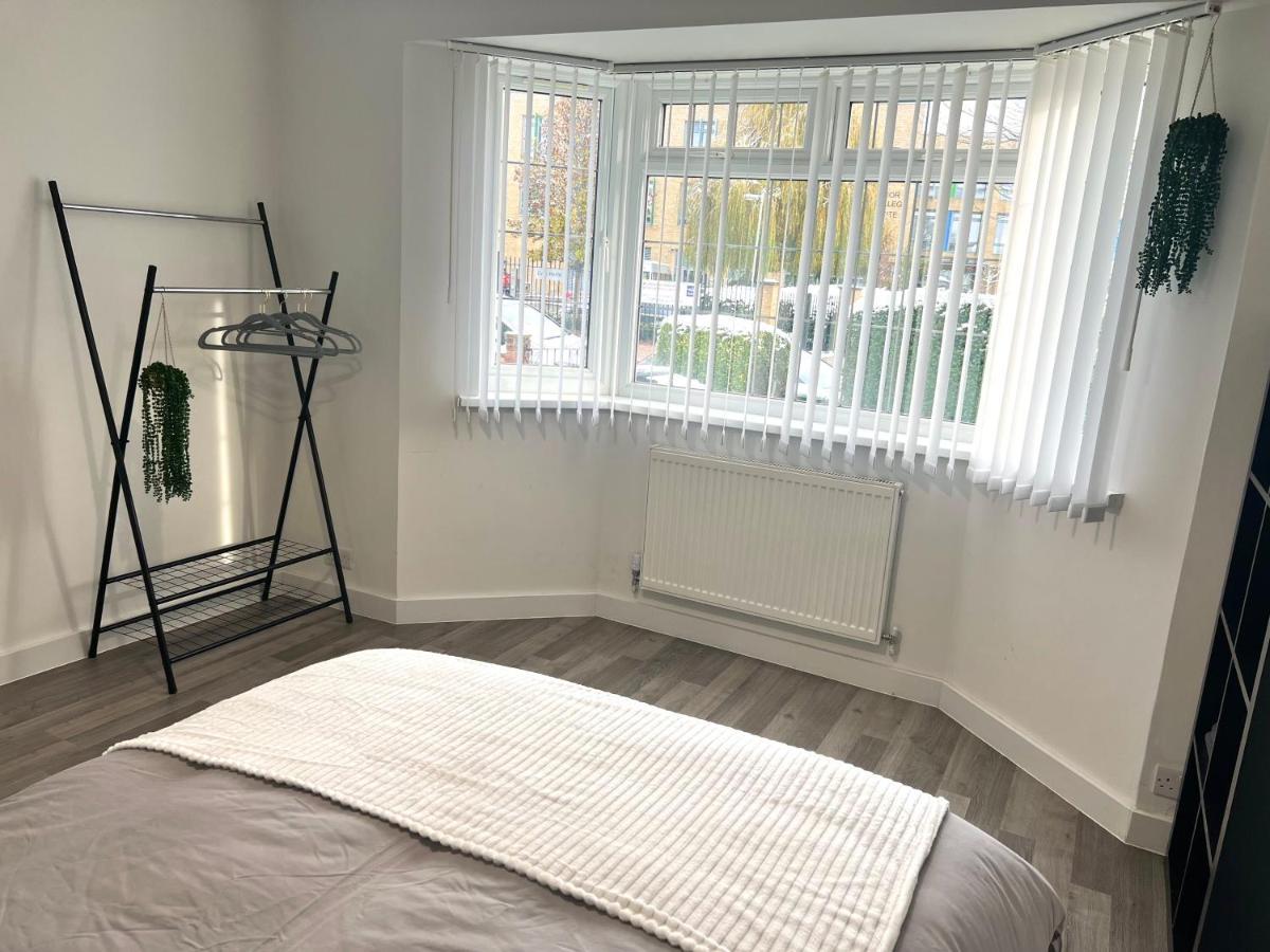 Modern Double Room With Fire Tv Londres Exterior foto