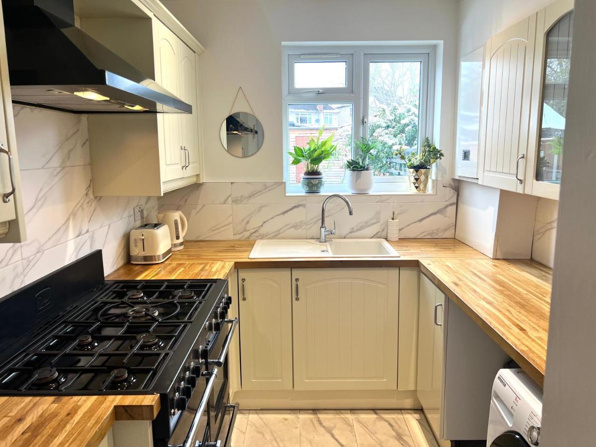 Modern Double Room With Fire Tv Londres Exterior foto